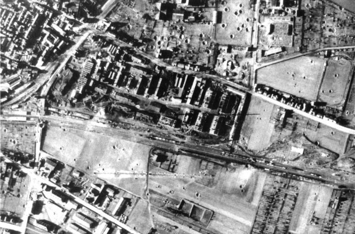 Luftbildaufnahme vom Gelände an der Heidemauer (heute Gensinger Straße und Schulzentrum am Römerkastell) mit den Bombenkratern und zerstörten Häusern. Luftbild aus dem Jahr 1946. Foto: Kreismedienzentrum Bad Kreuznach
